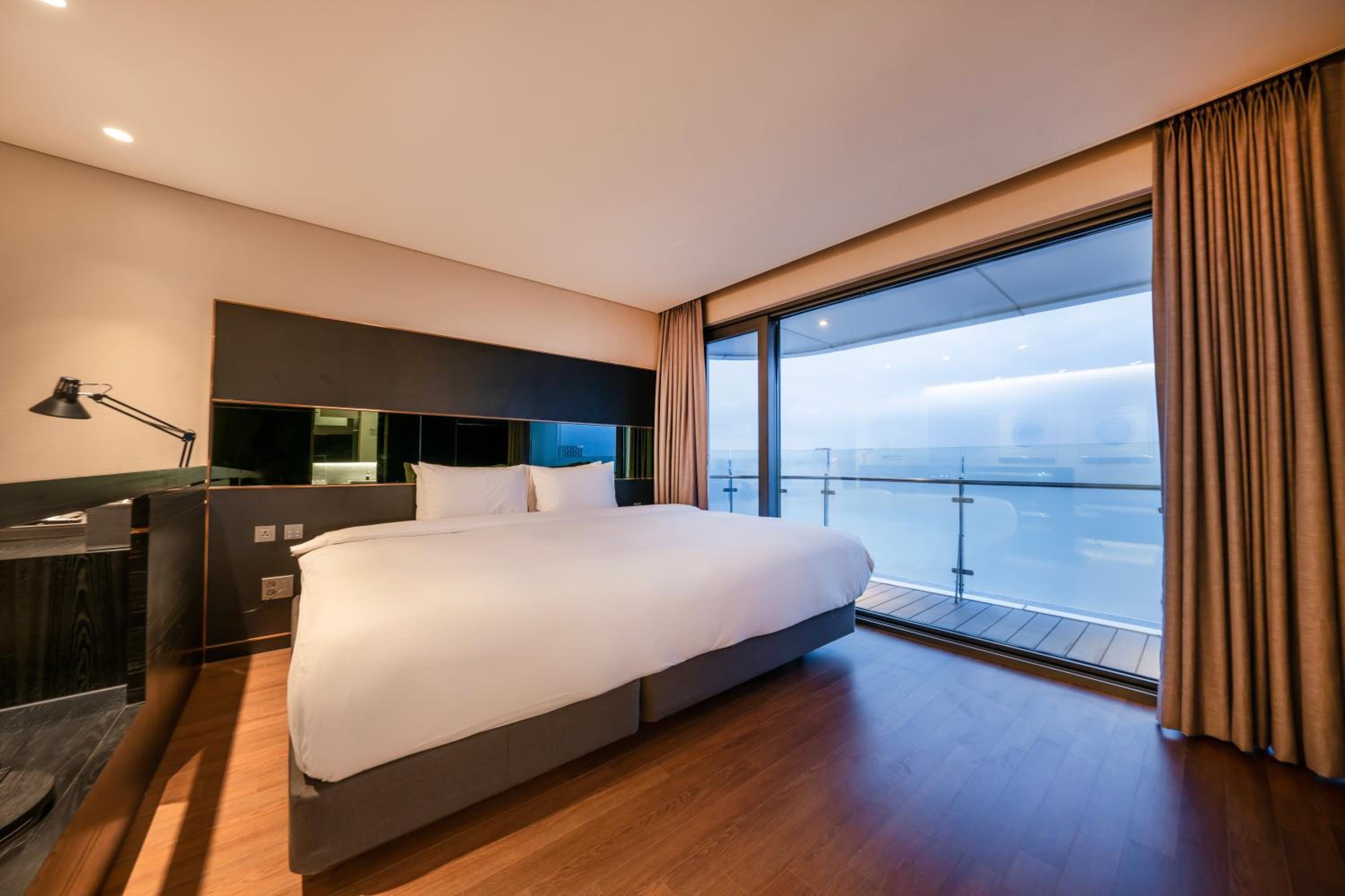Marina Suite King Room + Swimming Pool - Photo 1