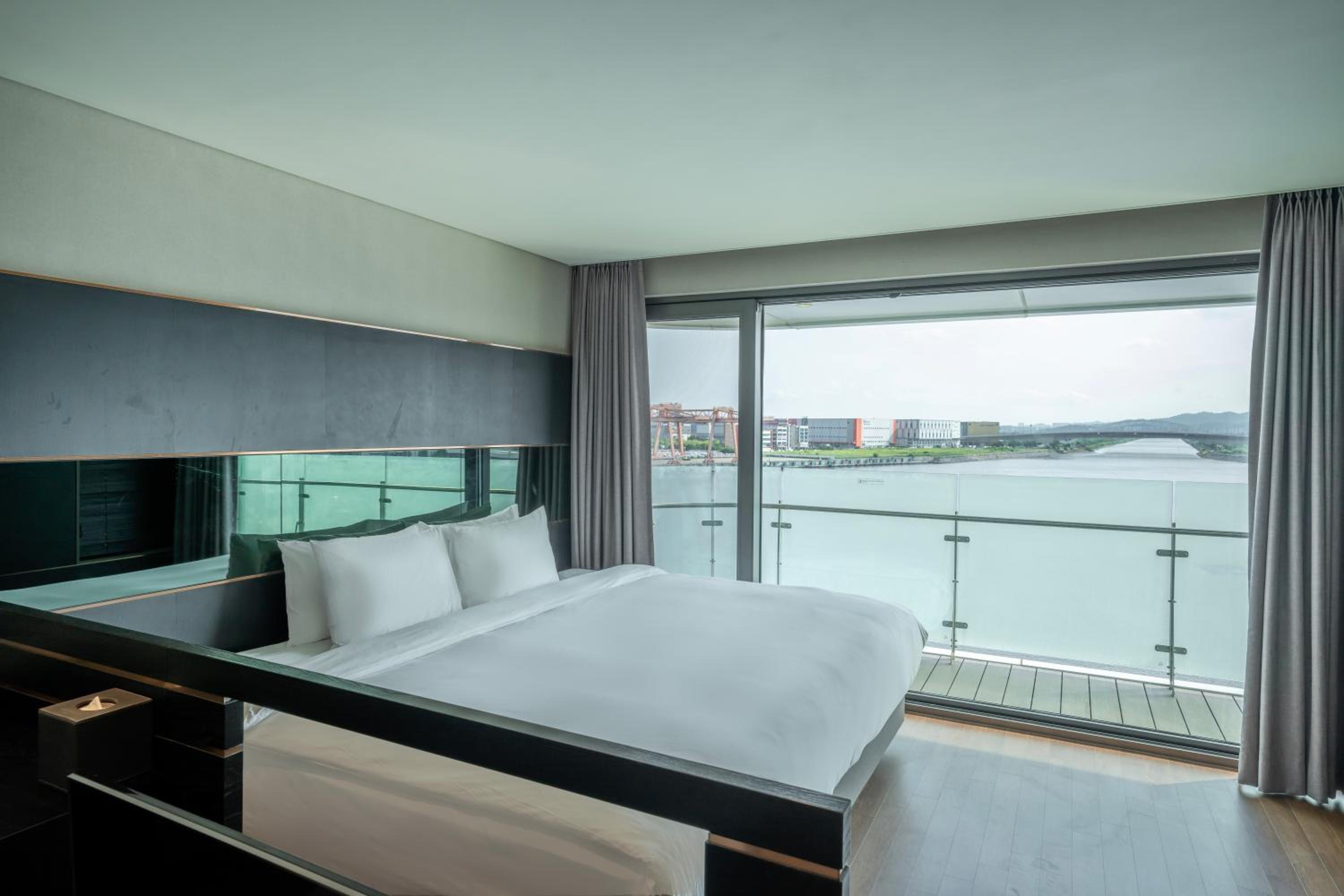 Marina Suite King Room + Swimming Pool - Photo 2