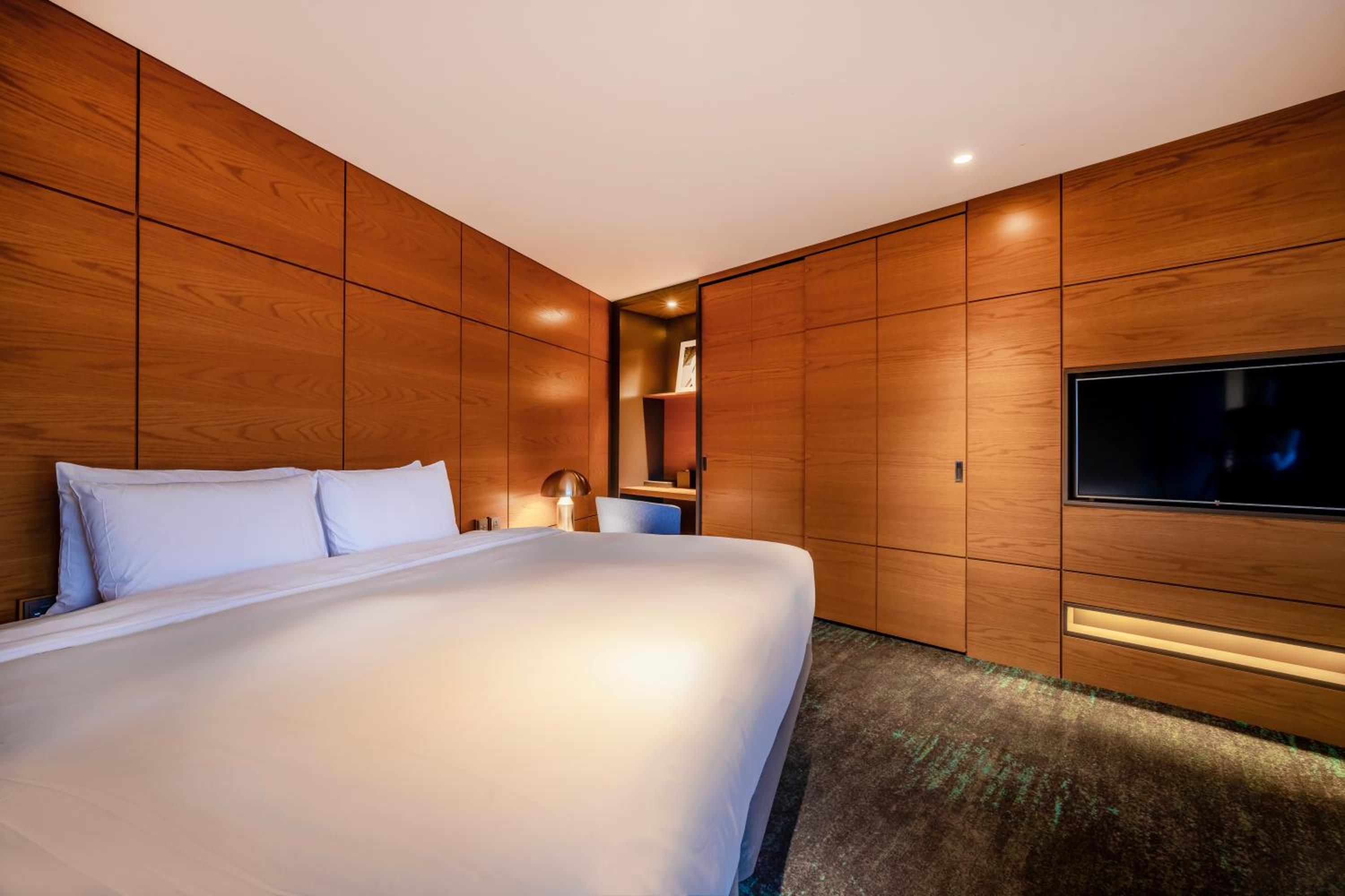 Corner Suite King Room + Swimming Pool - Photo 2