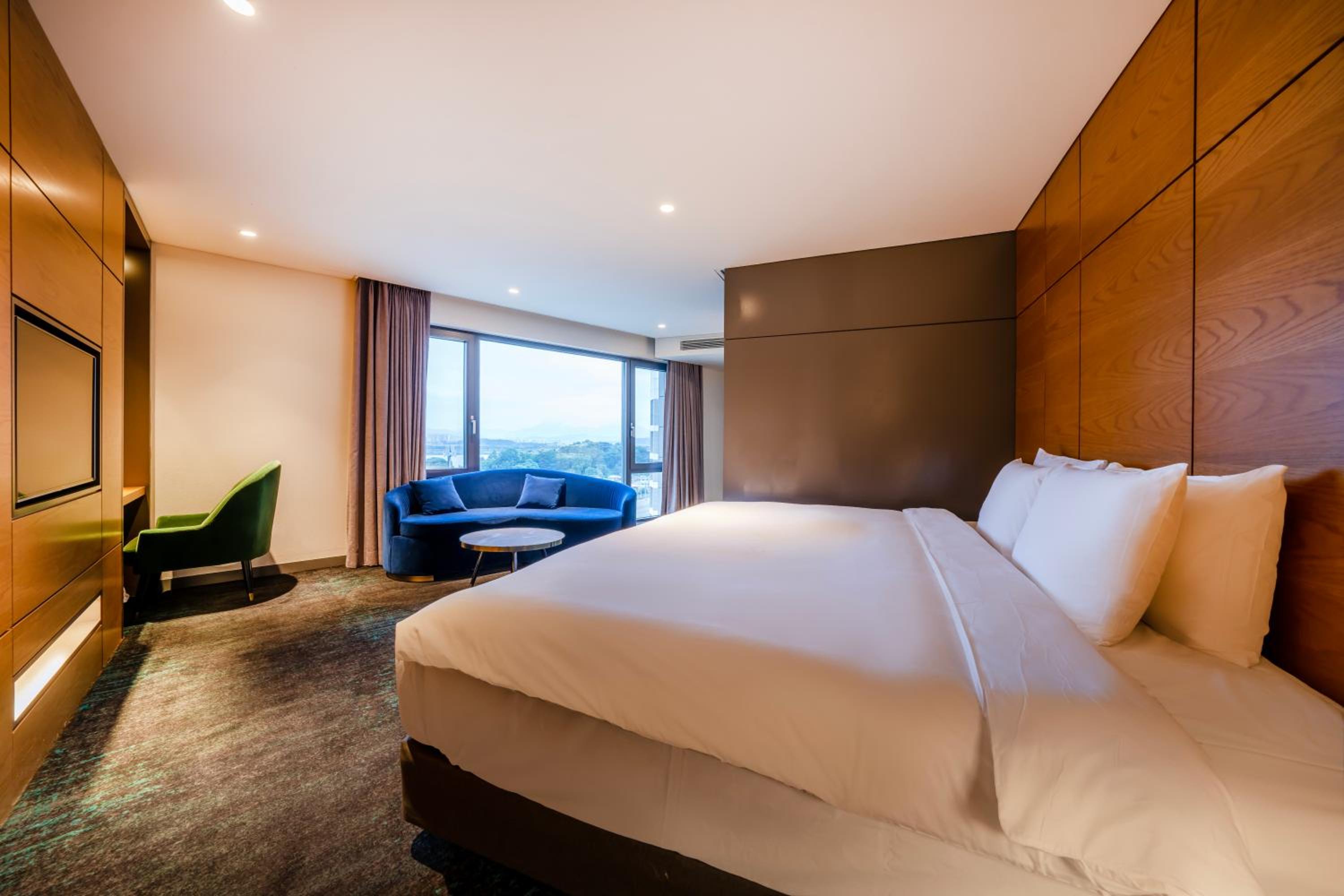 Corner Suite King Room + Swimming Pool - Photo 1
