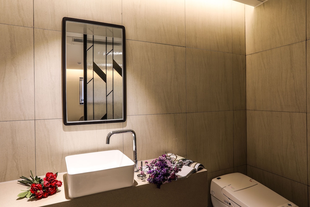 Luxury Premium Twin Room - Photo 9