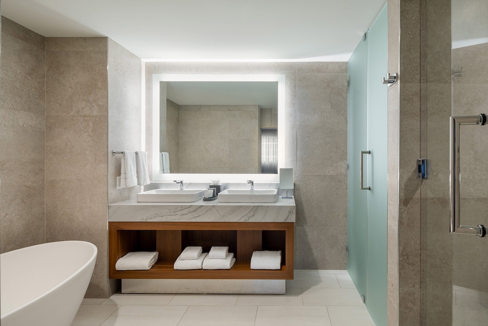Suite, 1 Bedroom - Photo 2