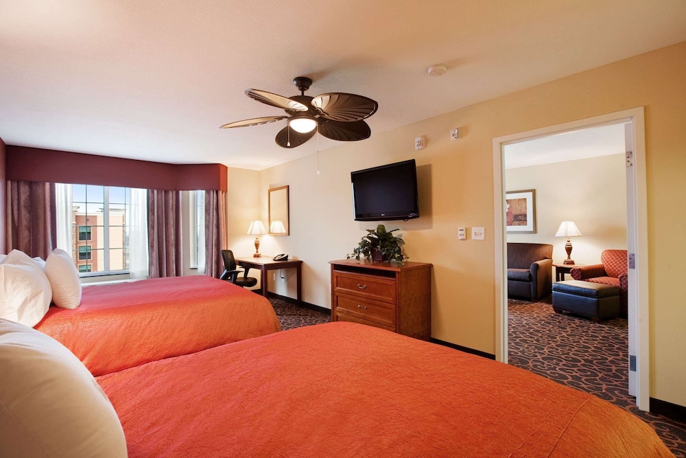 Suite, 2 Queen Beds, Accessible, Non Smoking (Mobility & Hearing, Roll-in Shower) - Photo 2