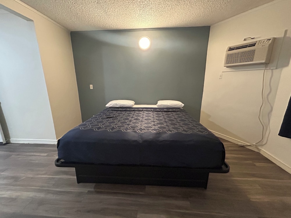 Basic Room, 1 King Bed