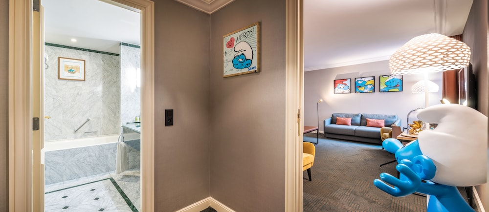 Family Room, 2 Queen Beds (Fun Smurf) thumbnail 6