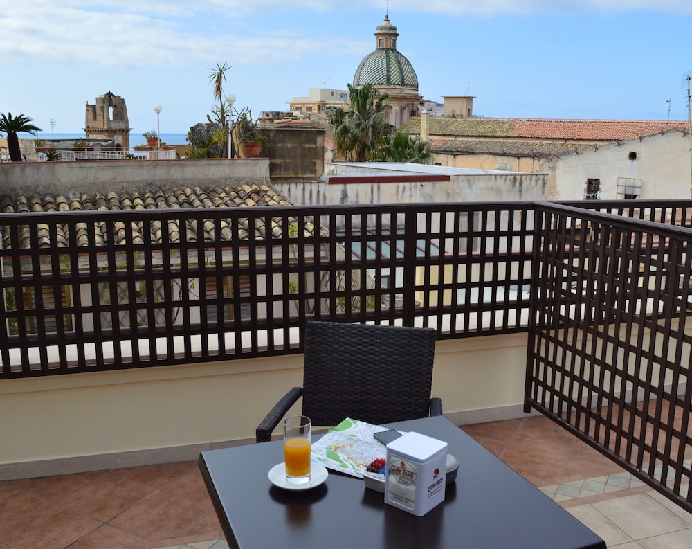Superior Double Room, Terrace, Partial Sea View (302) - Photo 3