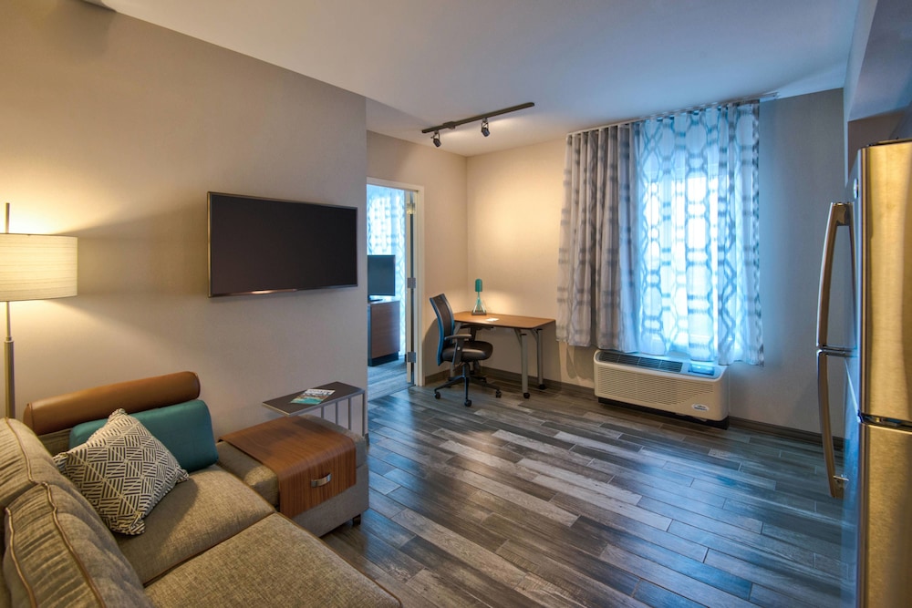Suite, 1 Bedroom (Mobility/Hearing Access, Roll-In Shwr) photo 3