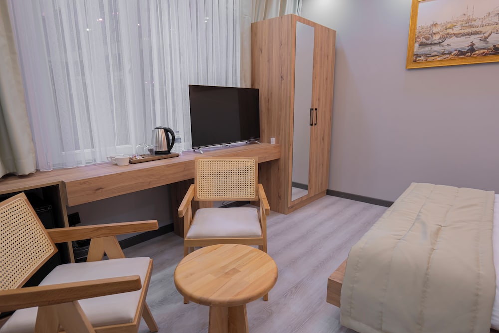 Standard Room, 1 Queen Bed photo 3