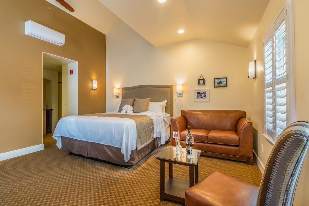Deluxe Room, 1 King Bed photo 1