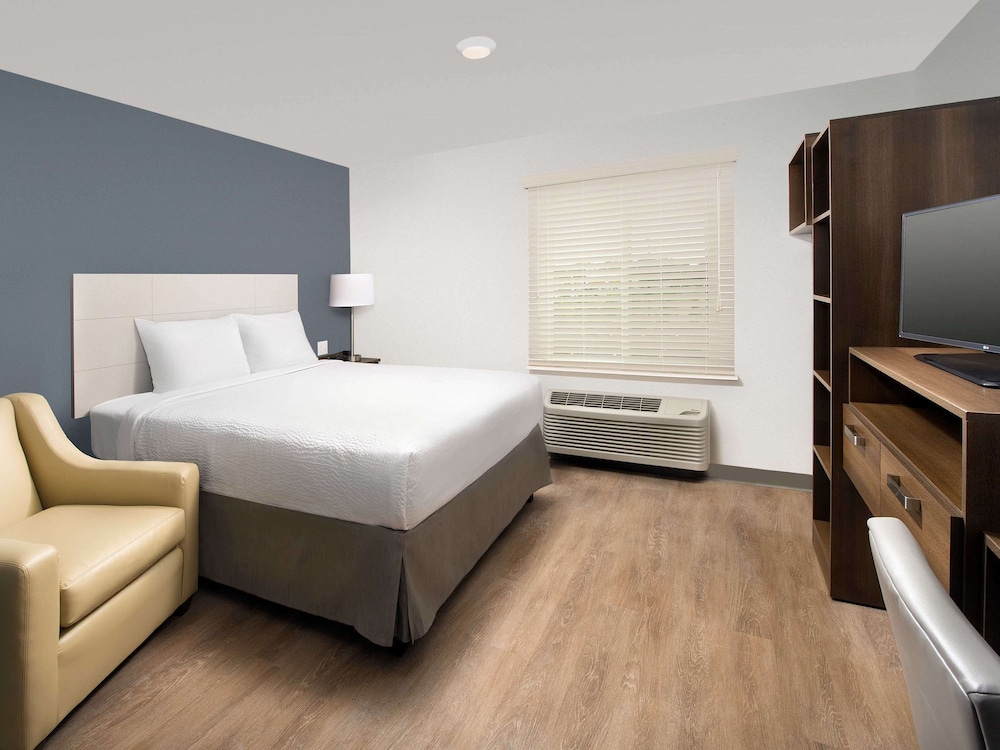 Standard Studio, 1 Queen Bed, Non Smoking, Refrigerator & Microwave photo 2