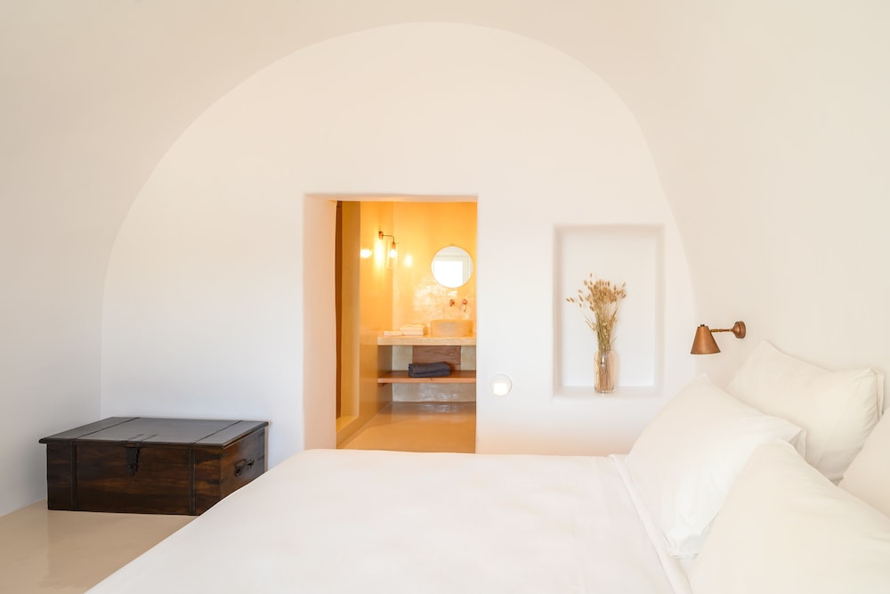 Tramonto Suite with Outdoor Heated Jacuzzi and Sunset View