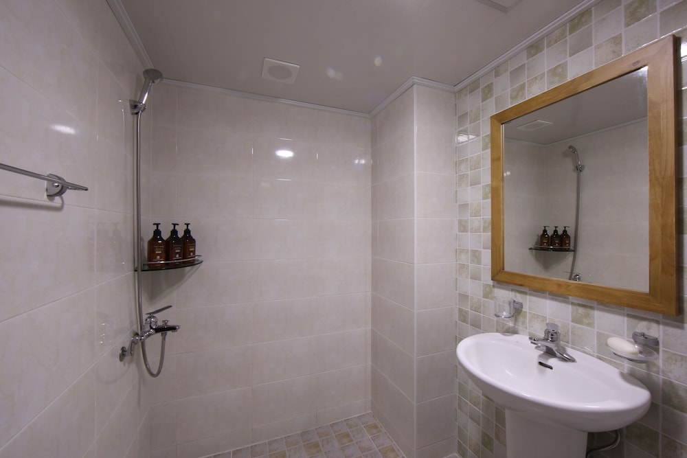 2 Pax Dormitory, Mixed Room, Outside Private Bathroom (Personal Netflix account available) photo 3