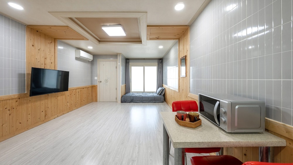 Basic Room, 1 Bedroom (Apt. 101, Building A)
