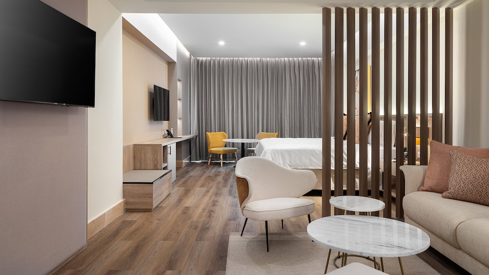 Suite, 1 King Bed, Club Lounge Access thumbnail 5
