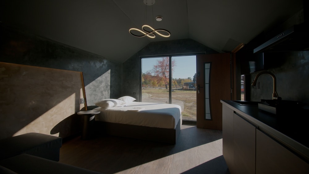 Family Cabin, 2 Queen Beds photo 1