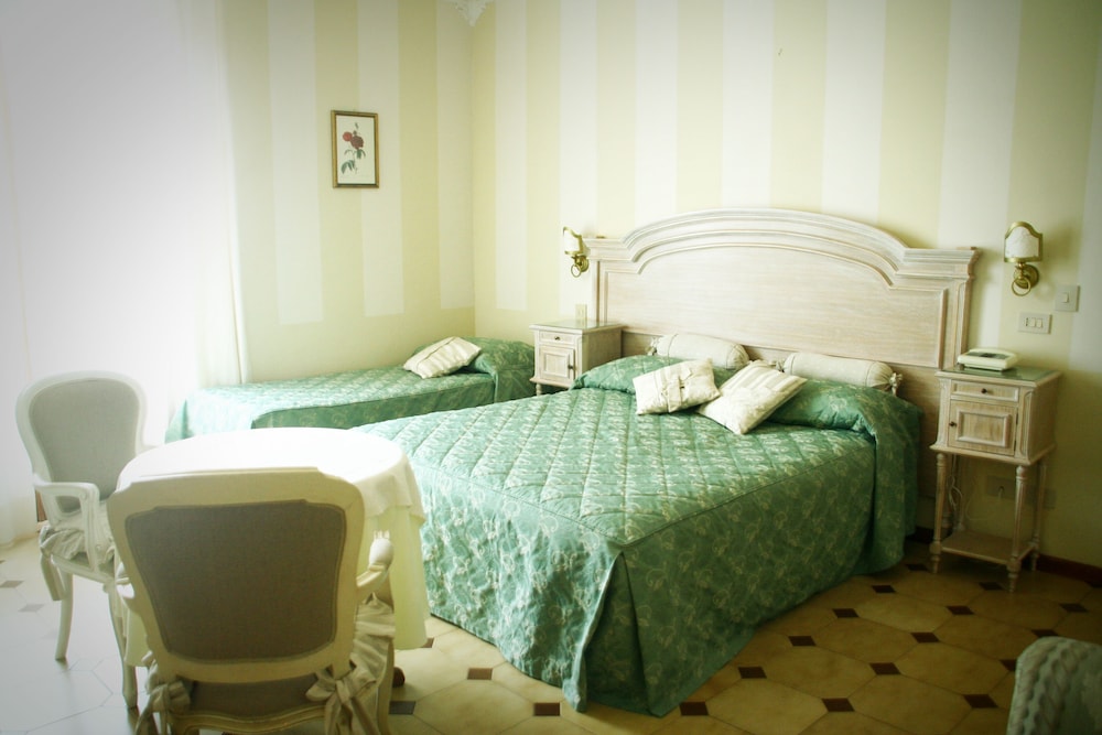 Classic Triple Room, Terrace, Partial Sea View photo 3