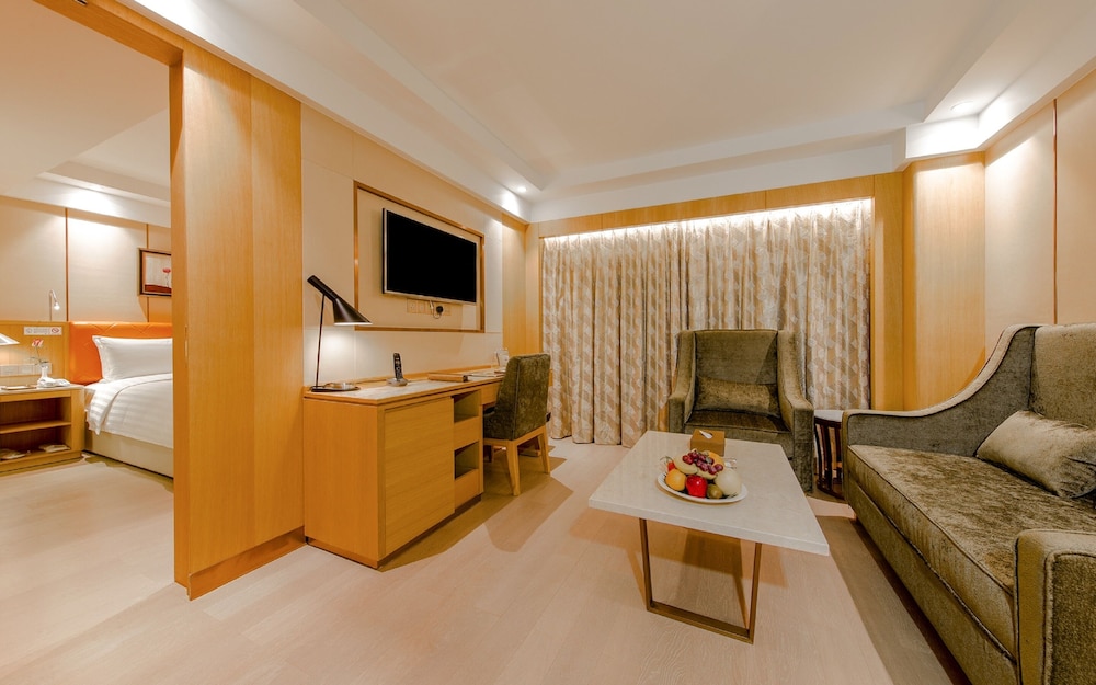 Superior Suite (Partly Non-Smoking Room (with closed window)) photo 3