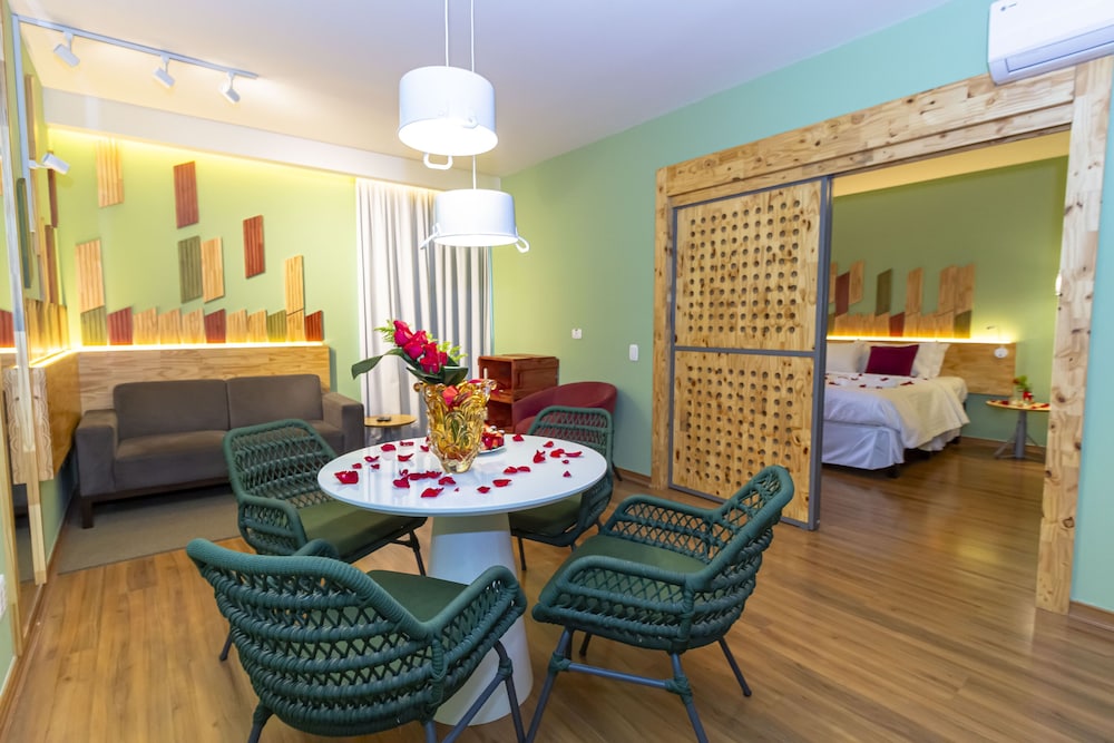 Suite - Photo 1