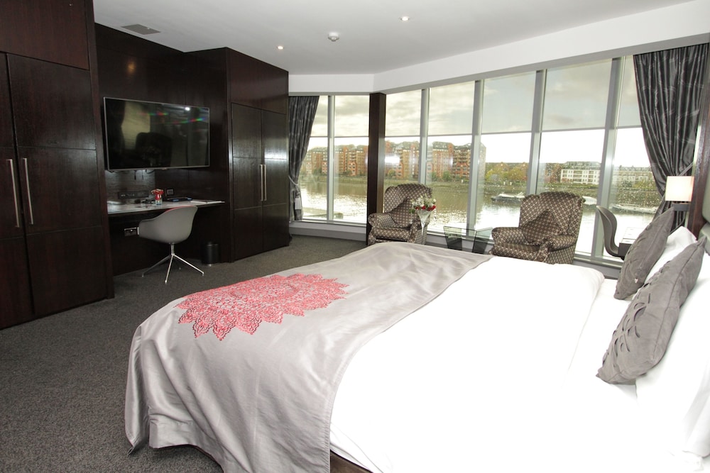 Emperor Suite, river view photo 3