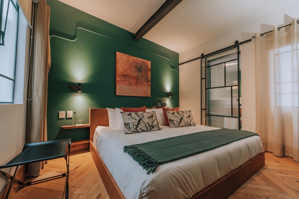 SUITE photo 1