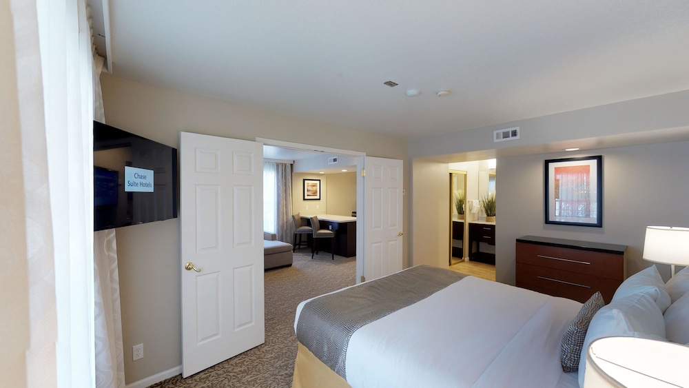 Deluxe Suite, 2 Bedrooms, Kitchen - Photo 3