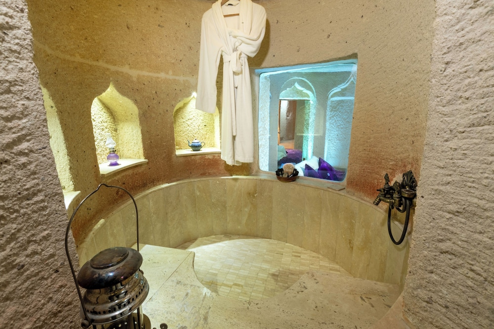Queen Cave Suite with Stone Bathtub - Photo 20