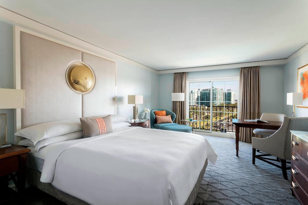 Club Room, 1 King Bed, Balcony (Hearing Accessible)