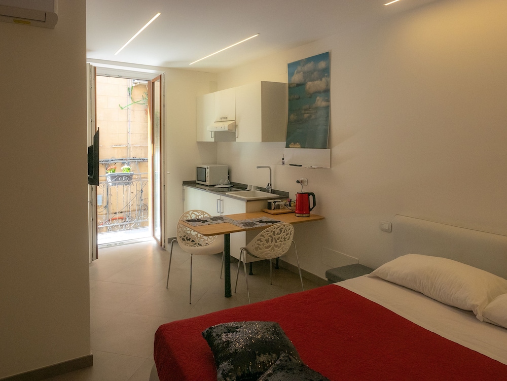 Superior Triple Room, Kitchen, City View (104)