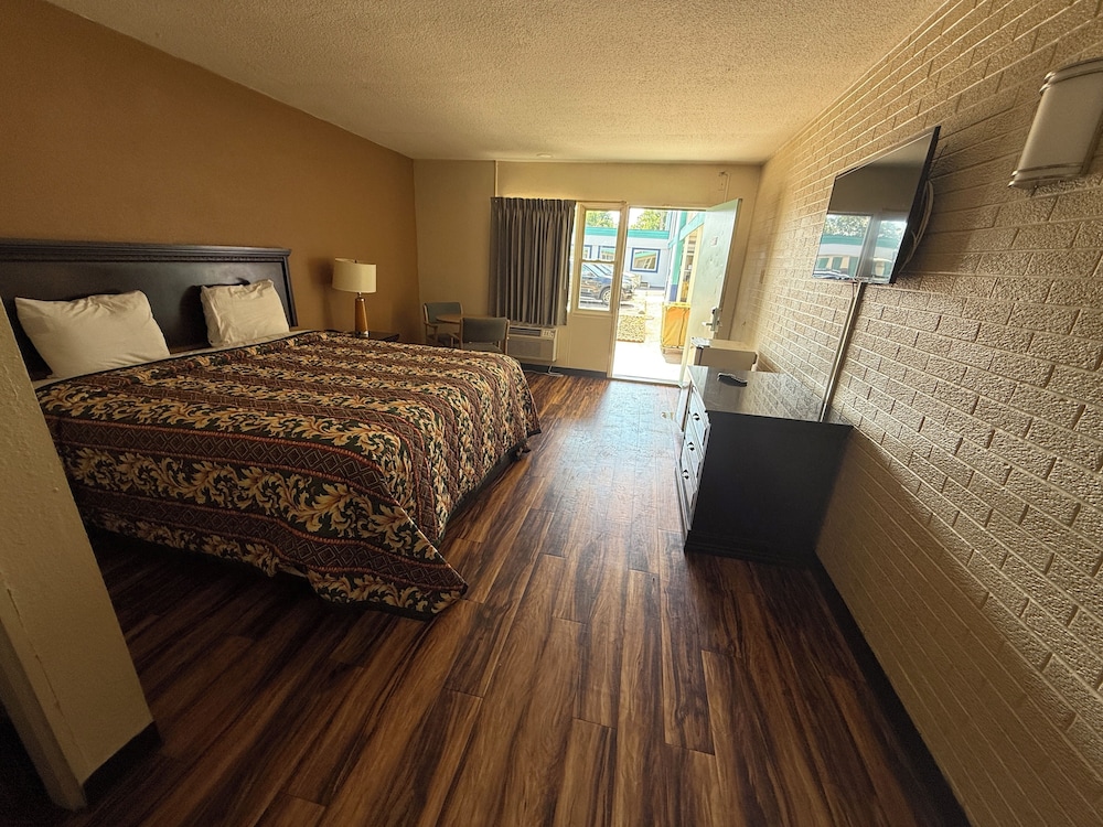 Room, 1 King Bed, Smoking, City View photo 2