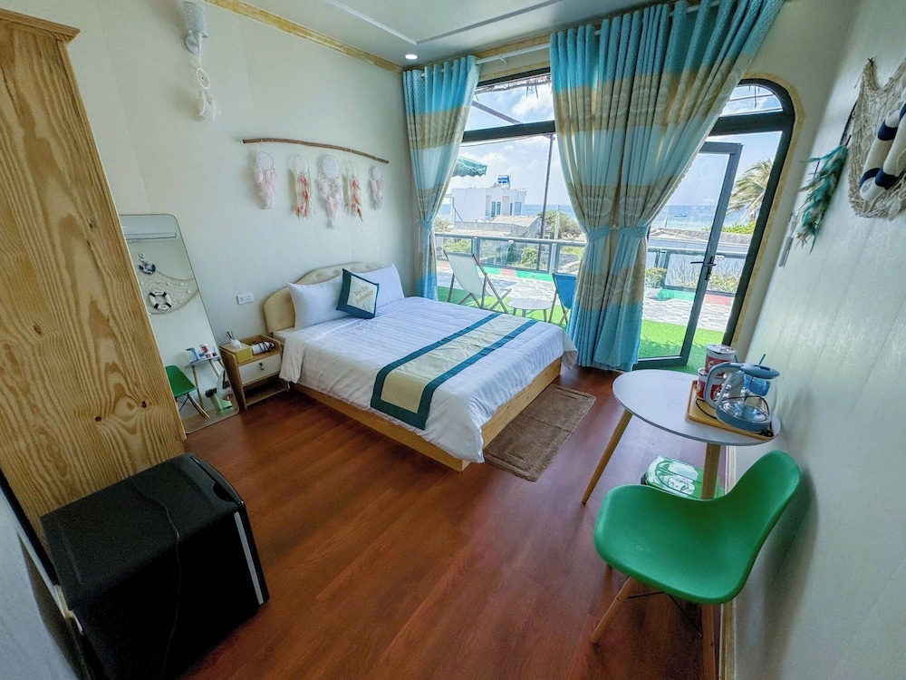 Deluxe Double Room, Beach View photo 3