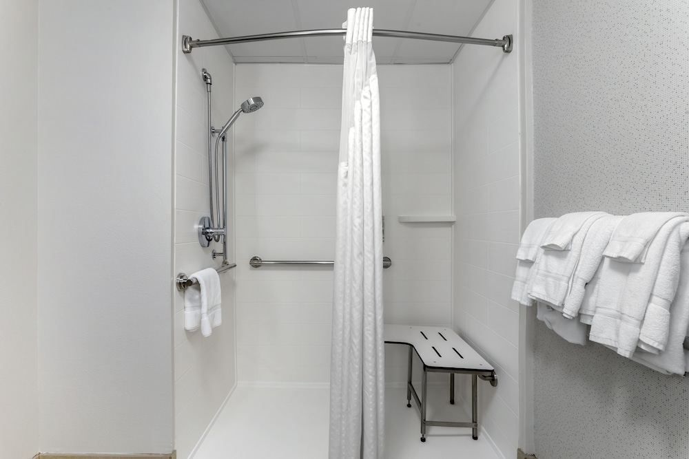 Standard Room, 1 King Bed, Transfer Shower (Mobility Accessible) - Photo 3