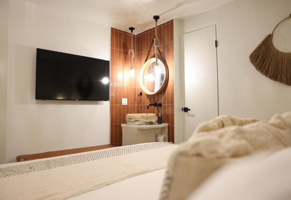 Standard Room, 1 King Bed, Non Smoking photo 2