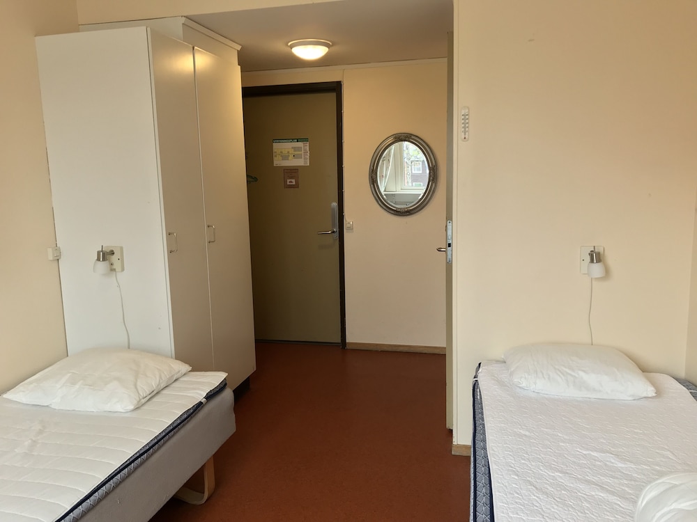 Economy Twin Room, Shared Bathroom (Vandrarhem) photo 2