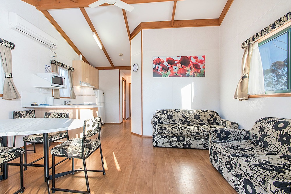 Standard Suite, 2 Bedrooms, Kitchenette (Bush Cabin 2 night) - Linen extra charge photo 1