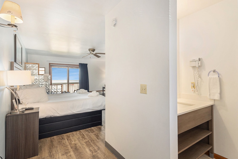Traditional Room, 1 King Bed, Hot Tub, Lake View