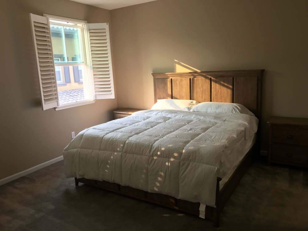 Deluxe Room, 1 King Bed photo 1