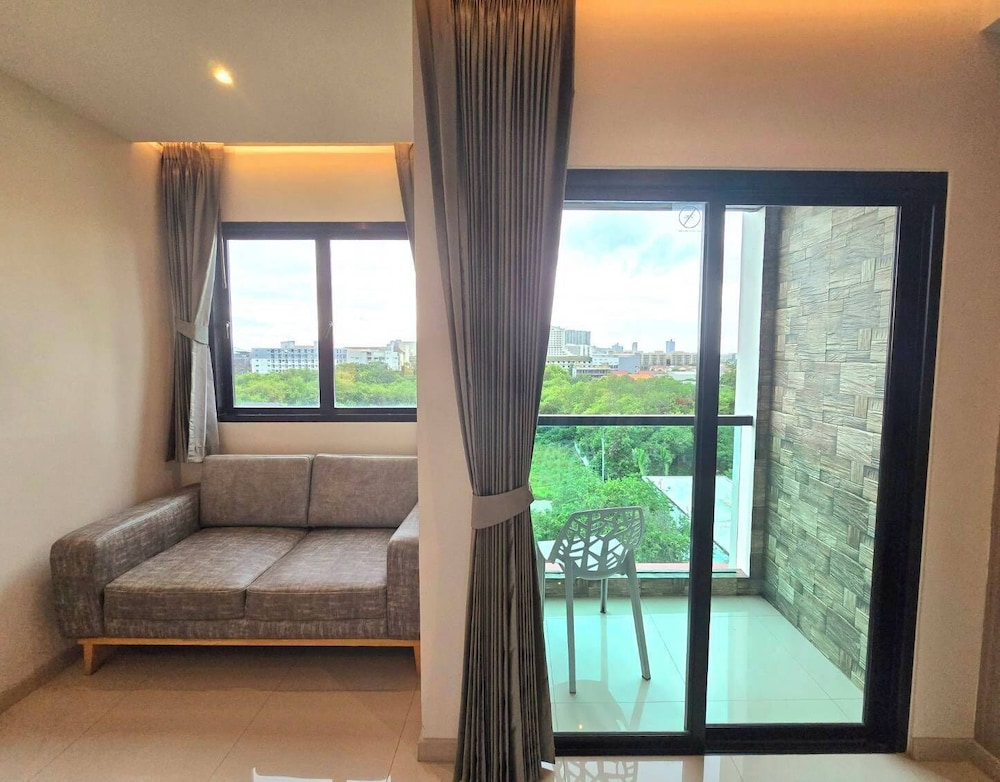 Grand Family Suite with Balcony - Photo 3