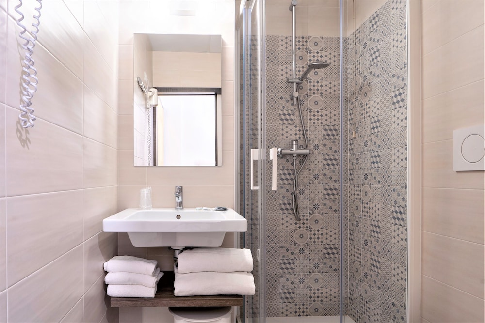 Classic Double or Twin Room, Ensuite - Photo 10