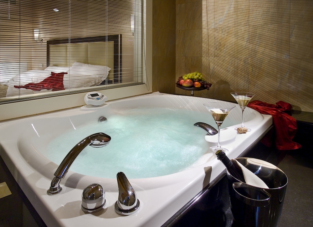 Junior Suite (Love with Jacuzzi) photo 1
