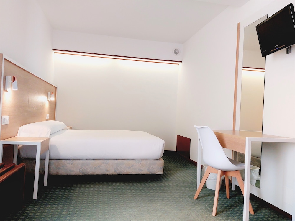 Standard Room - Photo 13