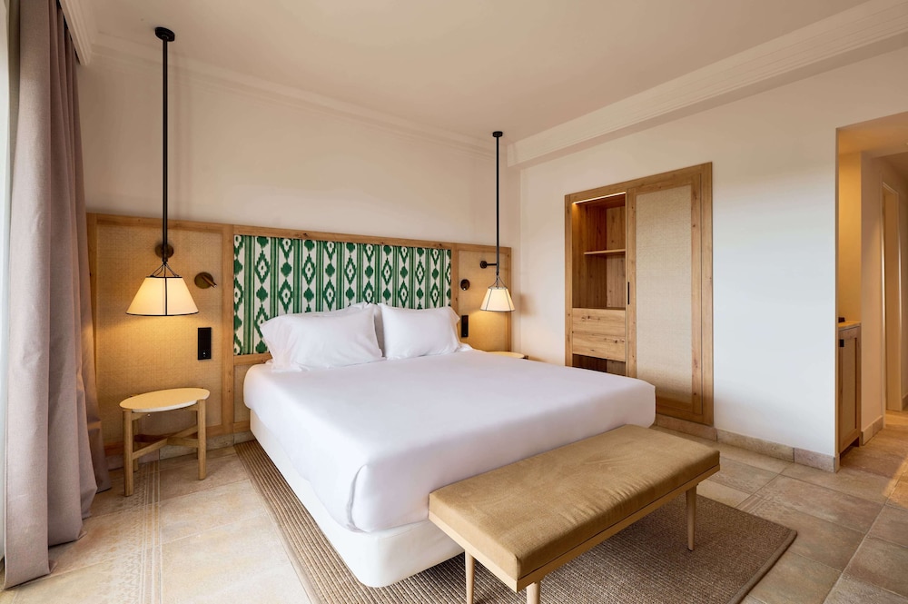Deluxe Room, 1 King Bed, Balcony, Partial Sea View - Photo 1