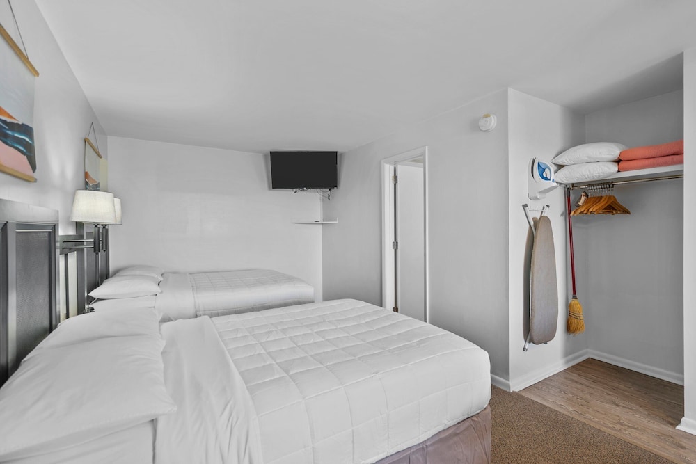 Room, 2 Queen Beds, Kitchen photo 2
