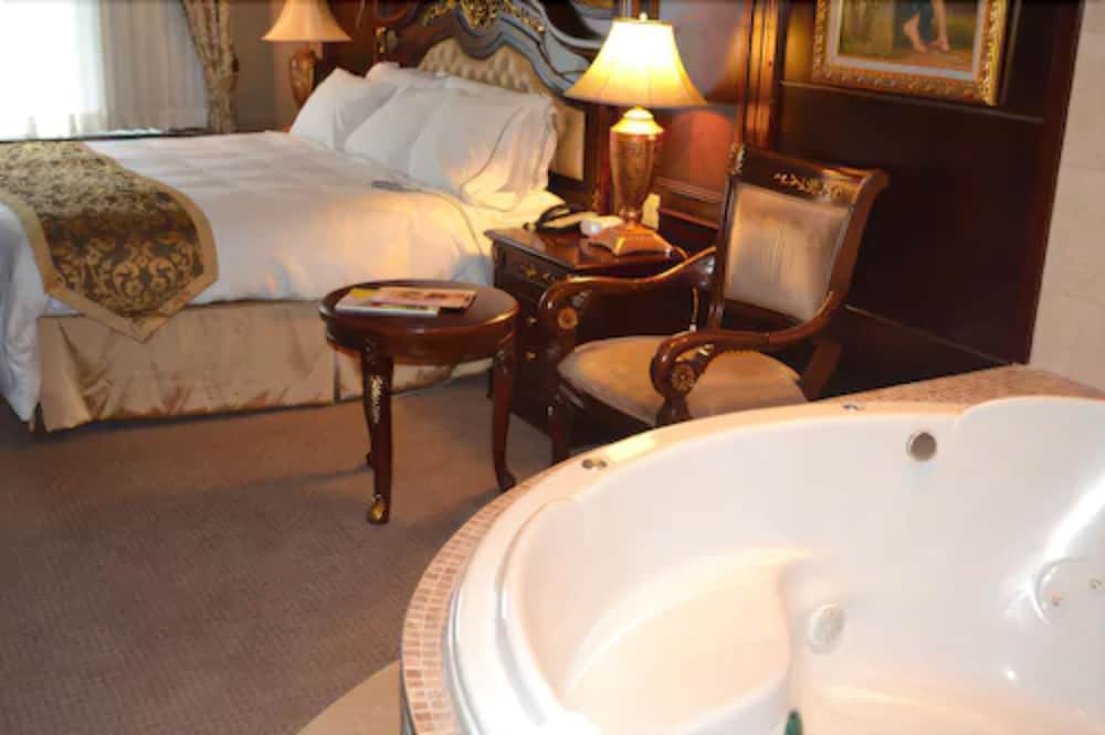Suite, 1 King Bed, Non Smoking, Jetted Tub - Photo 4