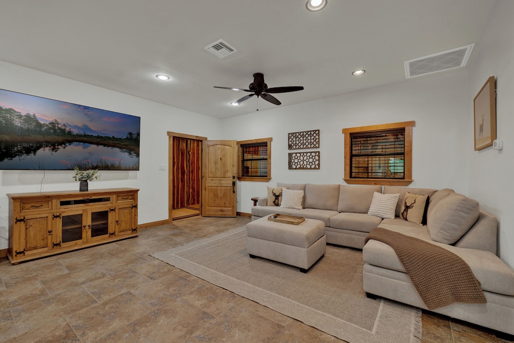 House, Multiple Beds, Pool Access (230 W Turner Court) photo 3