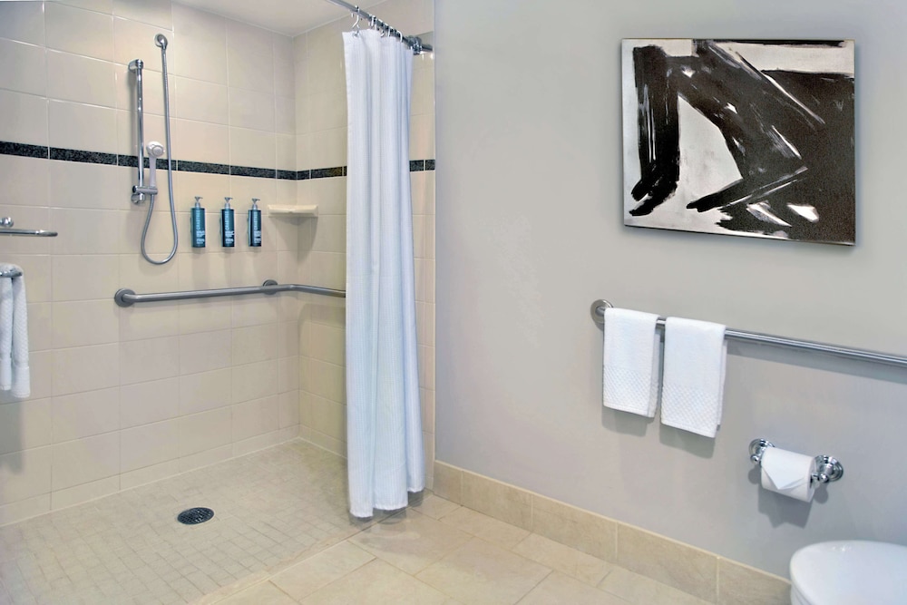 Deluxe Room, 2 Double Beds, Accessible (Hearing, Roll-in Shower) - Photo 5