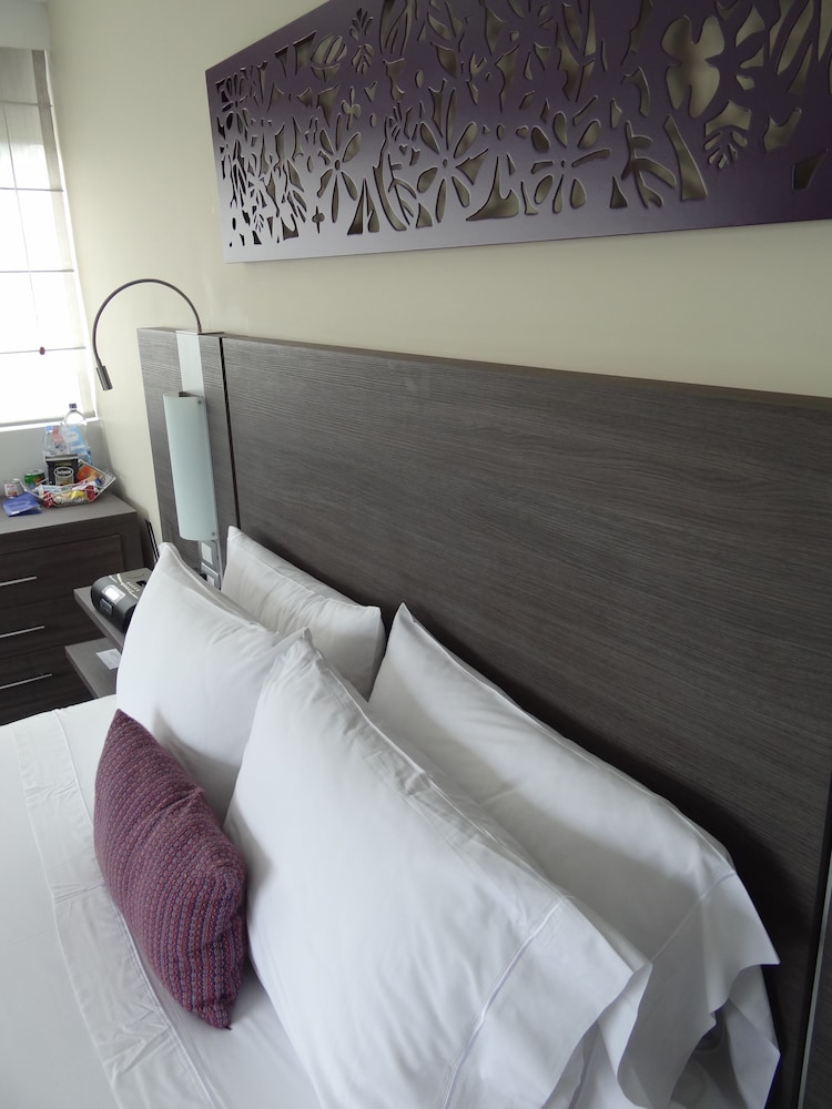 Standard Room, 1 Queen Bed photo 3