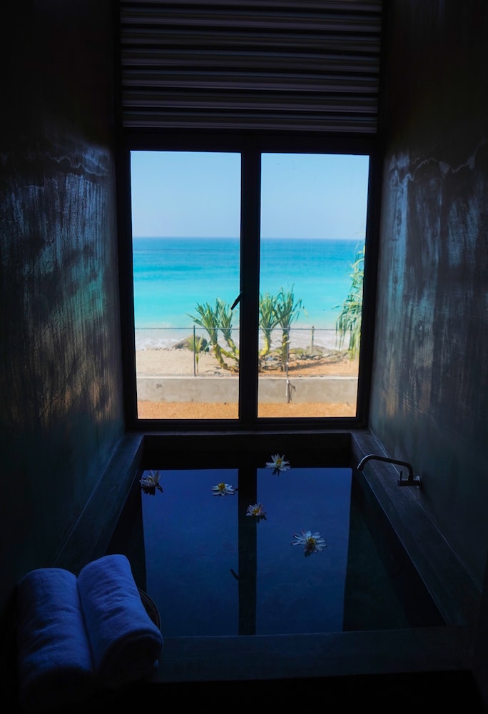 Luxury Studio Suite, 1 King Bed, Ocean View, Oceanfront photo 2