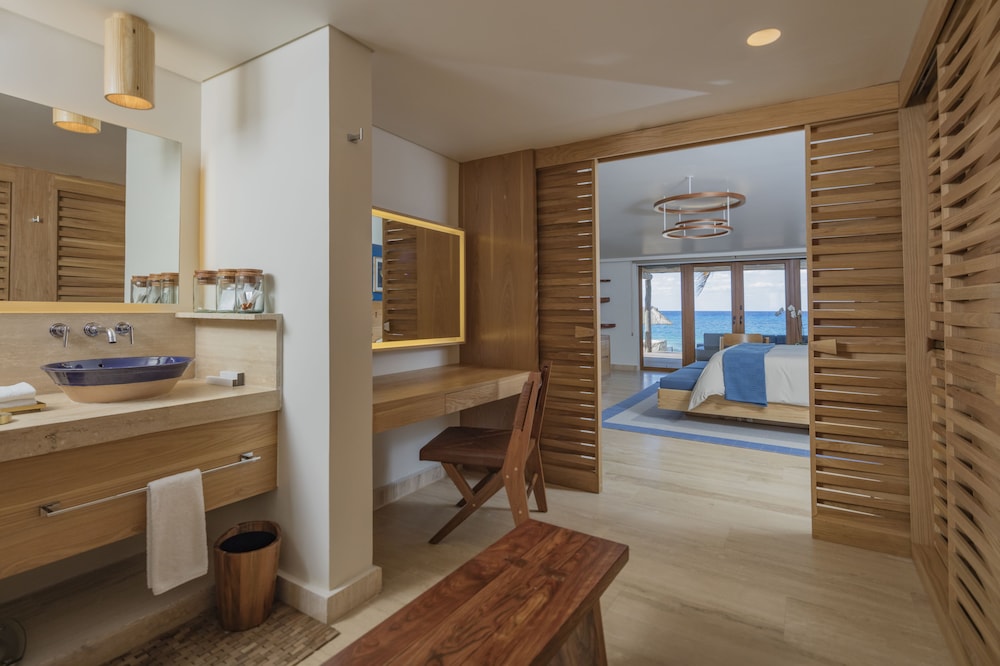 Suite, 1 King Bed (reef, Beach Access)