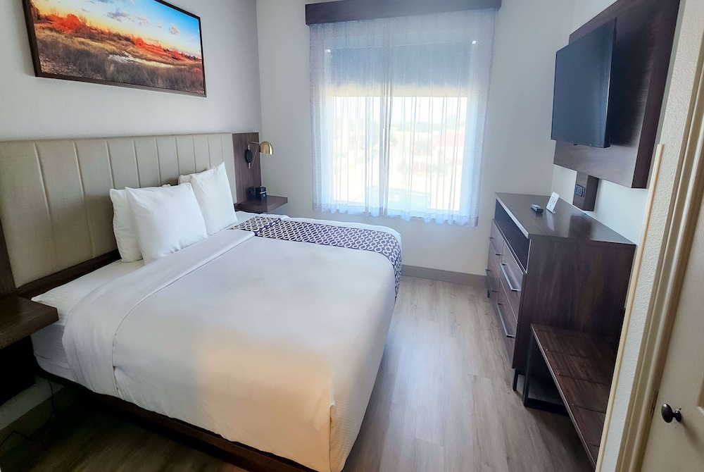 Suite, 1 King Bed, Non Smoking photo 1