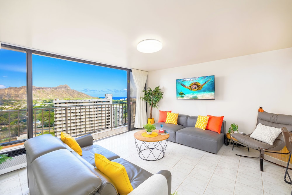 Diamond Head and Ocean views with King Bed and Parking: Romantic Suite, 1 Bedroom, Balcony, Ocean View (0108) photo